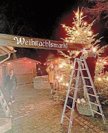 Alles ist vorbereitet: Waltringhausen freut sich auf zahlreiche Gäste beim Weihnachtsmarkt auf dem Dorfplatz.