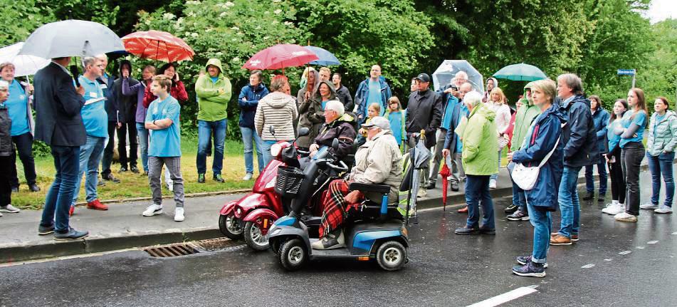 Fast ganz Hoinkhausen war beim Rundgang zum Dorfwettbewerb mit dabei. Fotos: Löseke