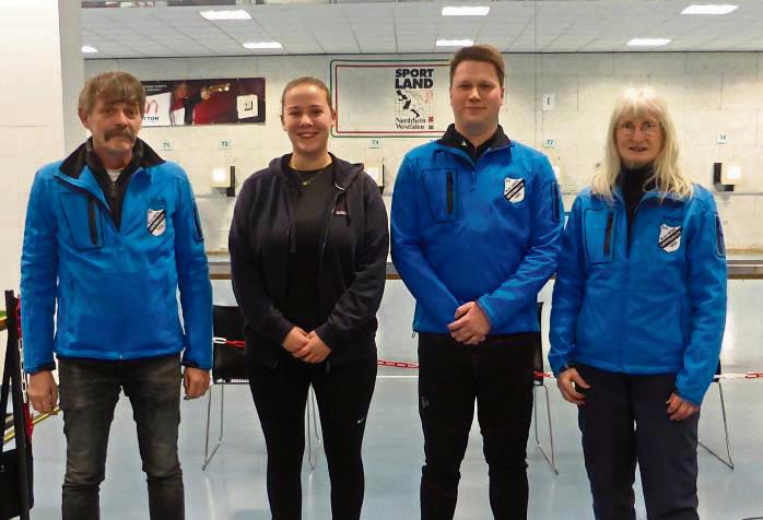 Die Farben der Lipperbrucher Sportschützen bei den Bezirksmeisterschaften in Dortmund vertraten (v.l.) Ulrich Duwentester, Elisa Platte, Jürgen Rütters und Dagmar Tochtrop.