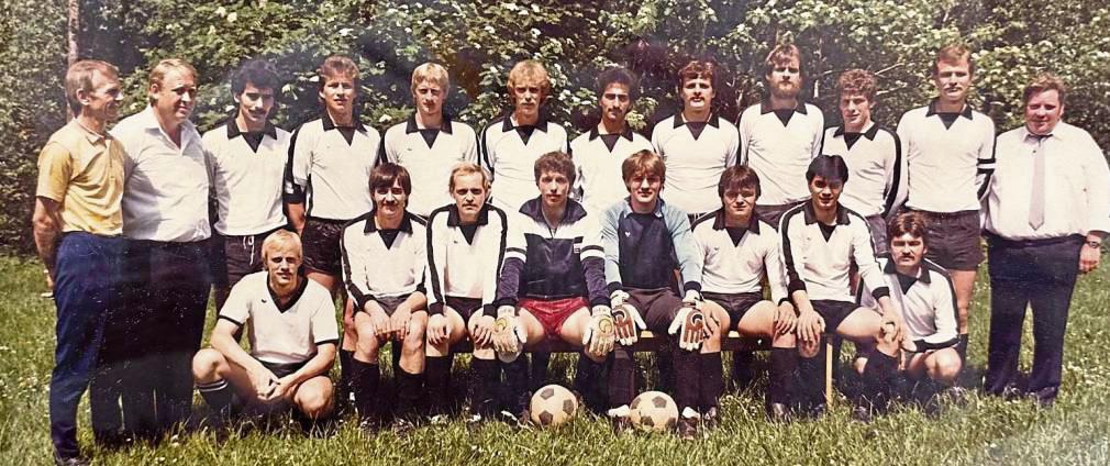 Zur Meistermannschaft des TSV Rüthen im Jahr 1984/85 gehörten (h.v.l.): Trainer Günther Cimiotti, Obmann Oskar Kaps, Camal Yildiz, Manfred Helle, Heinz-Peter Denkler, Achim Brusis, Ayhan Yildiz, Dieter Sasse, Rudi Hötte, Jürgen Müller, Kapitän Willi Knickenberg, 1. Vorsitzender des Gesamtvereins Hermann Harnacke, (v.vl.) Bernie Schrewe, Rainer Will, Friedhelm Cramer, Franz-Josef Pieper, Thomas Latta, Udo Arens, Lino Mazza und Rolf Arens. Es fehlen Torschützenkönig Elmar Brings (24 Treffer) und Willi Pardun.