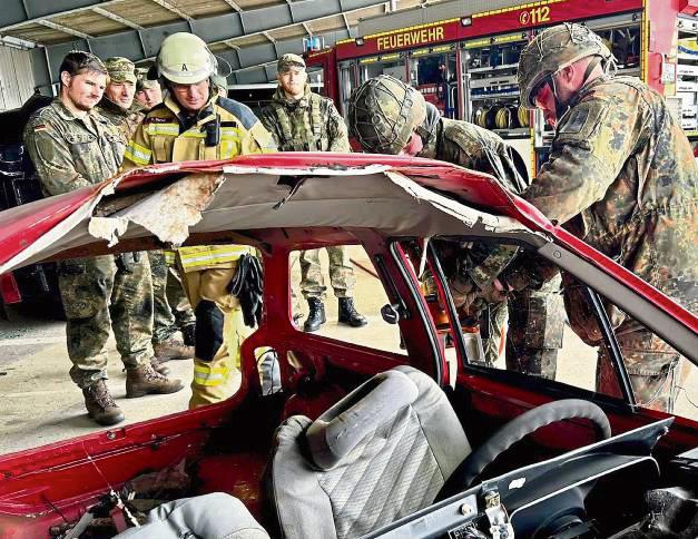 Voneinander lernen: Katastrophenschützer aus Erwitte tauschen sich in der Kaserne mit den Soldaten aus Unna aus.