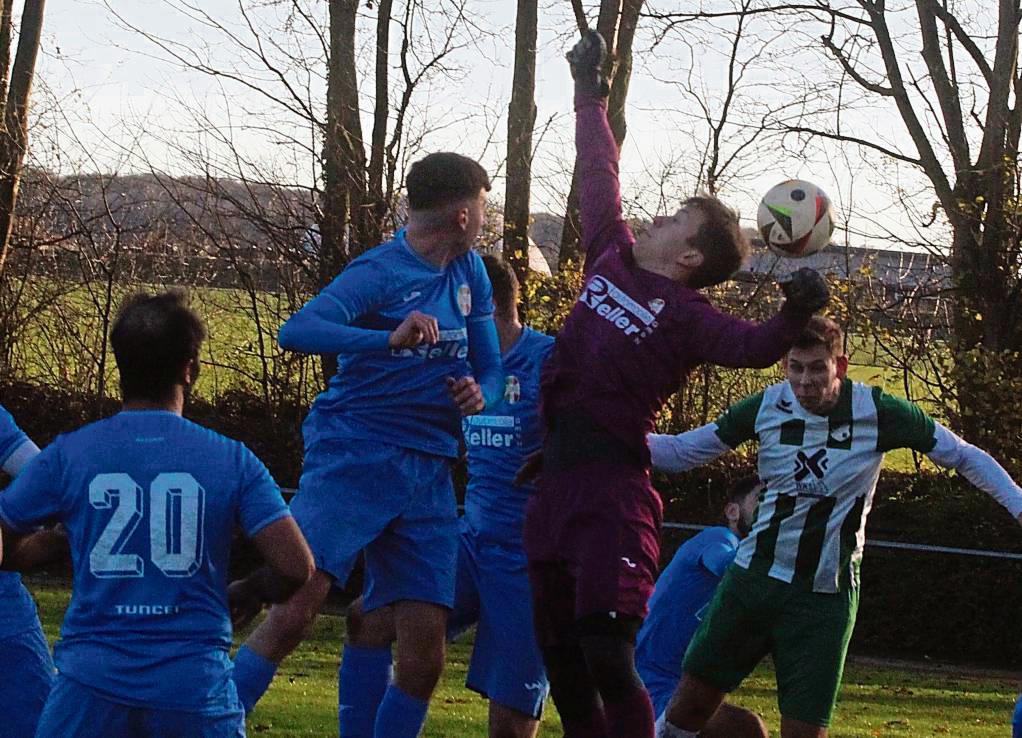 Nach einer 1:0-Pausenführung geriet der SV Steinhausen (in Grün-Weiß) gegen Azzuri Calcio mit 1:2 in Rückstand, doch dann glich Levenig per Elfmeter noch zum 2:2 aus. Foto: Brand