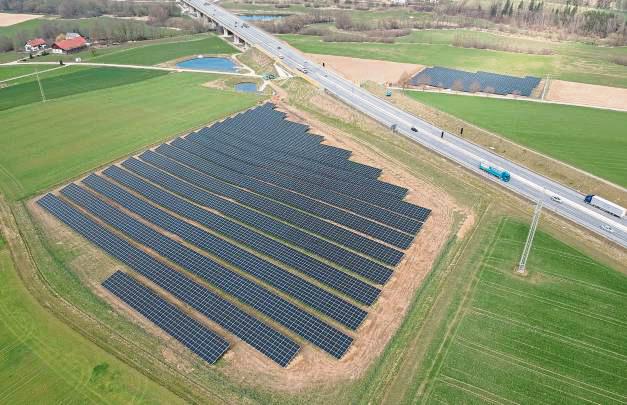 Weitere Solarparks wollen die Stadtwerke im Rahmen der Beteiligung an der Energieallianz Bayern errichten (hier die im vergangenen Jahr in Betrieb genommene Freiflächen-Photovoltaikanlage in Dorfen an der Autobahn 94).