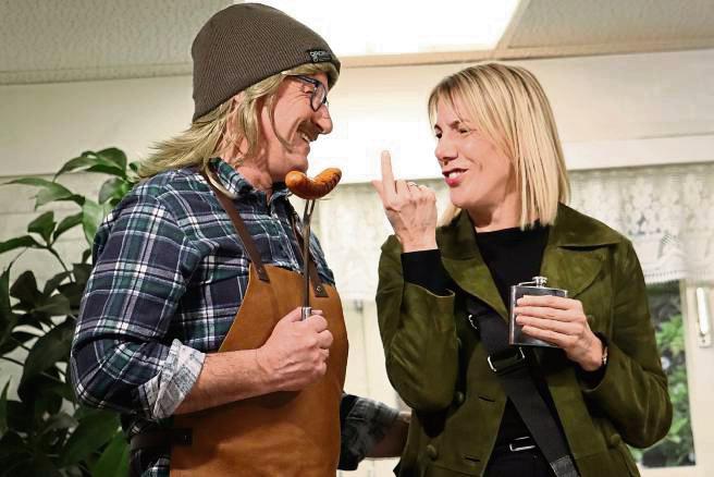 „Zum Grill, Jill?“ – „Zur Worscht, Schorsch“: Eckhard Luig und Melanie Thomas als Grill-Fanatiker und Detektivin.