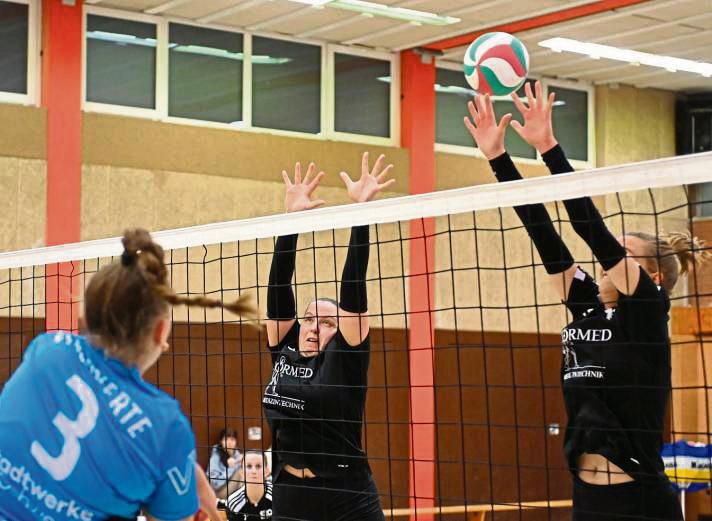 Die Volleyballerinnen des SuS Oestereiden (in Schwarz) blieben am Doppelspieltag – hier gegen VV Schwerte II – sieglos und hinken ihren Erwartungen weiter hinterher. Foto: Dieter Tuschen