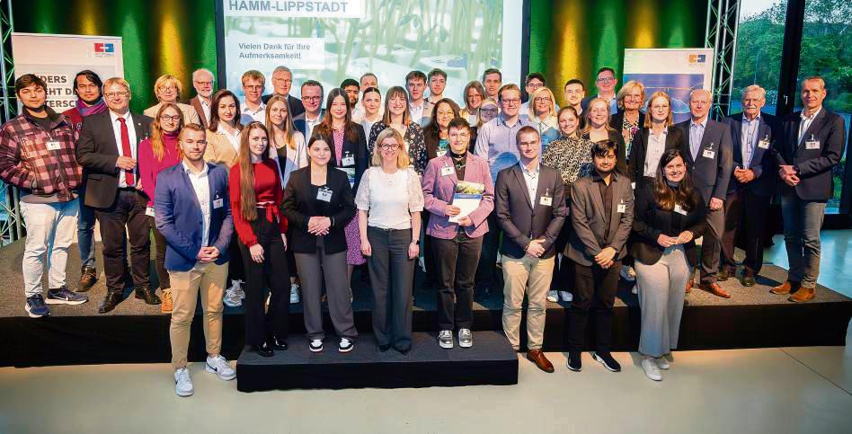Zwölf Unternehmen und Institutionen aus der Region fördern mit insgesamt 108 400 Euro die 48 Studierenden der HSHL in Lippstadt. Foto: Felchner