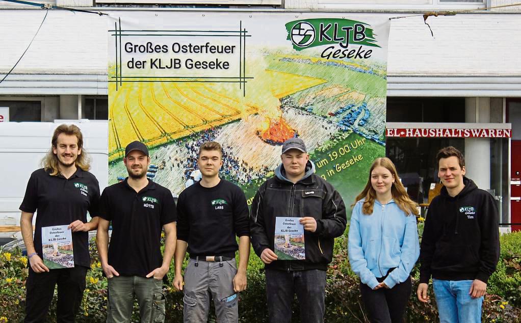Die KLJB Geseke präsentiert ihr Plakat für das Osterfeuer. Foto: Mintert