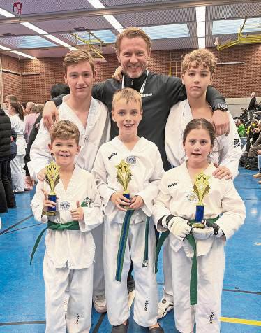 Gute Stimmung herrschte im Lager der Taekwondo-Sportler aus Bad Westernkotten: (h.v.l.) Lasse Budde, Marius Czech, Lennart Czech; (v.v.l.) Henri Czech, Nico Steinke und Mariam Chalhoub.