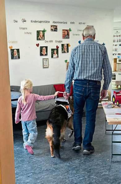 Die Kita-Kinder durften Blindenführhündin Ronja über den Flur der Kita führen.