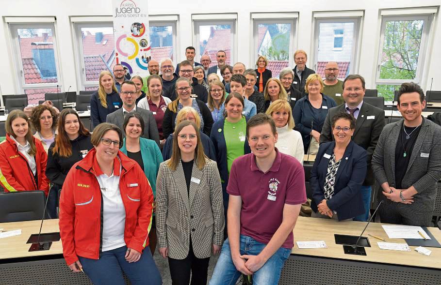 Im Sitzungssaal des Kreishauses hat sich der Kreisjugendring Soest gegründet, im Bild vorn der Vorstand (v. l.): Sonja Otholt (DLRG Kreis Soest), Lena Lehmann (Kreissportbund) und Christoph Kukuk (Kreismusikjugend). Mit dabei sind auch die Gründungsmitglieder sowie Ehrengäste aus Politik und Verwaltung. Foto: Schulte-Nölle (Kreis Soest)