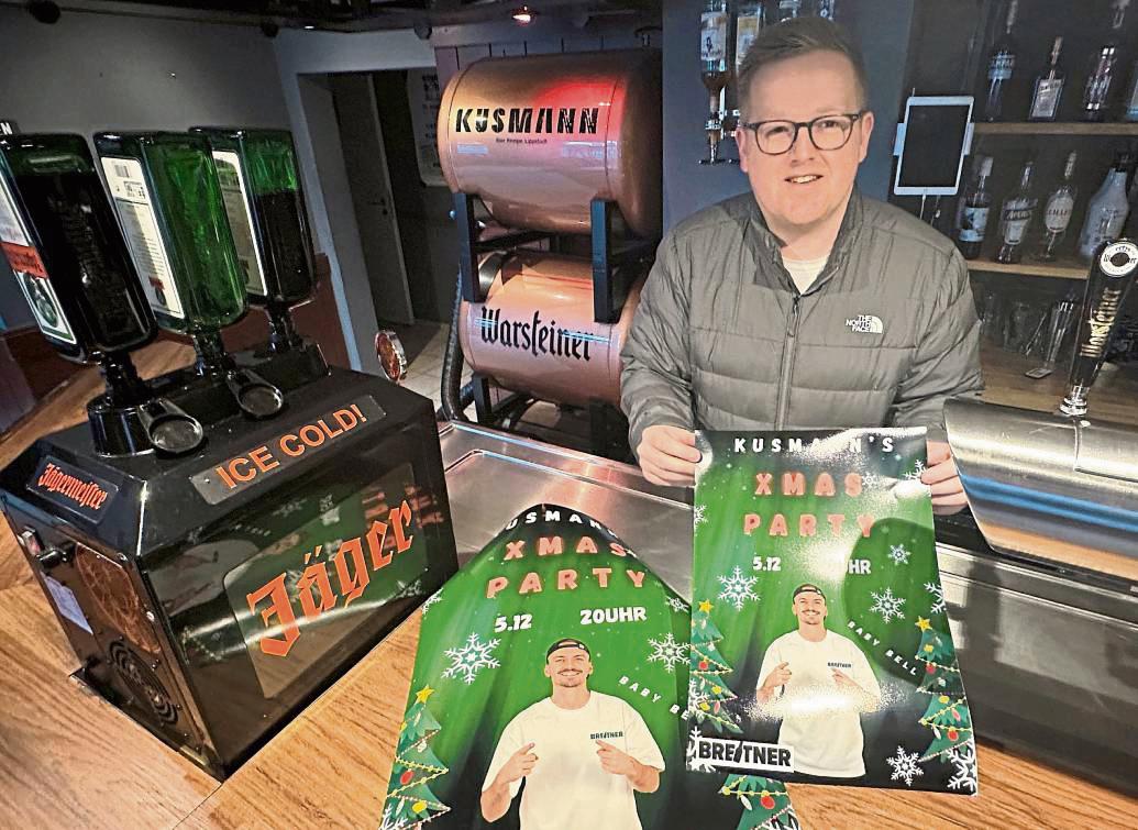 Sonne, Beats und gute Laune treffen auf Lichterglanz – und plötzlich ist Mallorca mitten in Lippstadt: Kusmann-Wirt Jan Büsse holt Malle-Sänger Breitner an die Lippe. Foto: Cegelski