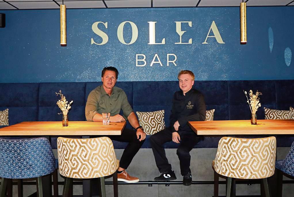 Michael Kemper (l.) hat das „Haus am Park“ Anfang des Jahres übernommen und an sein Thermalhotel angegliedert. Sascha Peifer (r.) führt den Betrieb, in dem es nun auch die Cocktailbar „Solea“ gibt. Fotos: Dietz