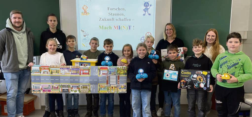 Die Schüler lernen, wie sie Roboter richtig programmieren.