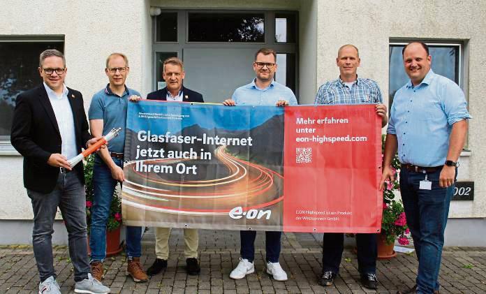 Für Glasfaser setzen sich der Bürgermeister (1.v.l.) und die Ortsvorsteher Ulrich du Mont (2.v.l.) und Bodo Tiggesmeier (2.v.r.) ein.