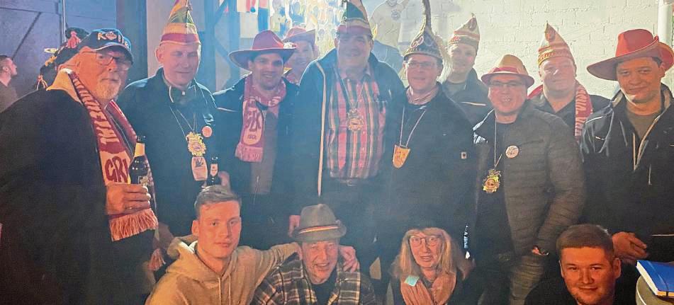 Das Wagenbau-Komitee ist zufrieden: Die „Altengeseker Arena“ ist bereit für den Rosenmontagsumzug in Belecke. Foto: N.Gerwin