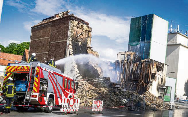 Die Feuerwehr war auch am Montag noch bei der Mühle in Möhnesee vor Ort. Fotos: Schröder