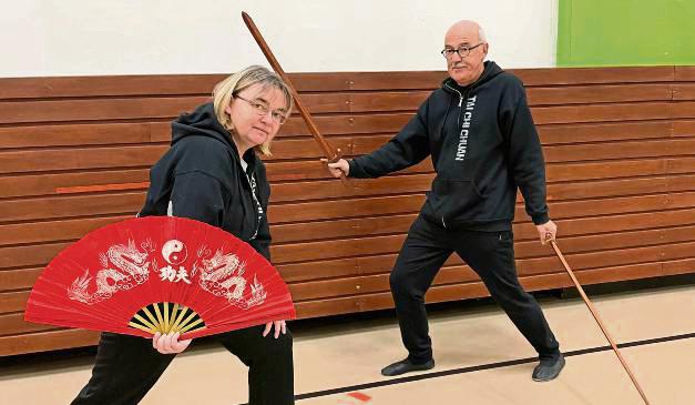 Einen Anfängerkurs im Tai Chi bietet der JSV Lippstadt (links Tai Chi-Trainerin Gaby Damsch; rechts Abteilungsleiter Michael Dahms) ab sofort im Grünen Winkel an.