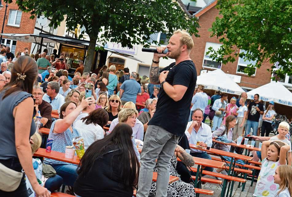 Lars Schmidt von der Geseker Band „Kai hat frei“ hat die Open-Air-Konzertreihe „Donnerstags in Salzkotten“ eröffnet. Foto: Gröbing