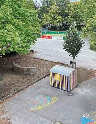 Nach Schulschluss und am Wochenende ist der Schulhof der Josefschule ein beliebter Treffpunkt. Nächtliche Besucher hinterlassen (trotz Verbot) nicht immer harmlosen Partymüll. Fotos: Cegelski Nach Schulschluss und am Wochenende ist der Schulhof der Josefschule ein beliebter Treffpunkt. Nächtliche Besucher hinterlassen (trotz Verbot) nicht immer harmlosen Partymüll. Fotos: Cegelski