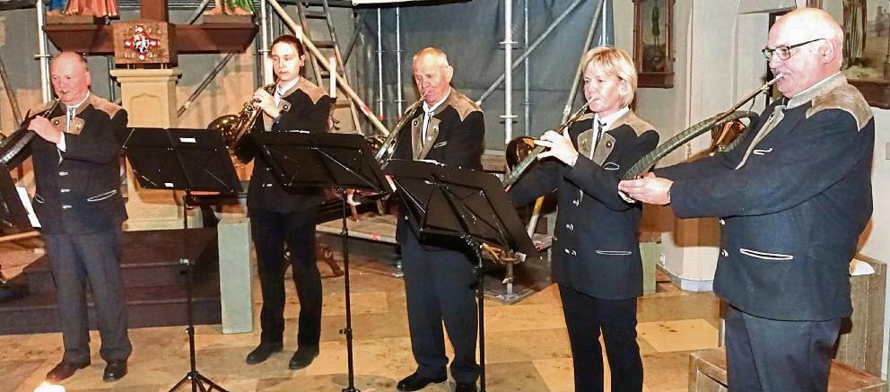 Die Bläser des Hegeringes Rüthen begleiteten die Hubertusmesse mit ihren Instrumenten. Foto: Marcus Kloer
