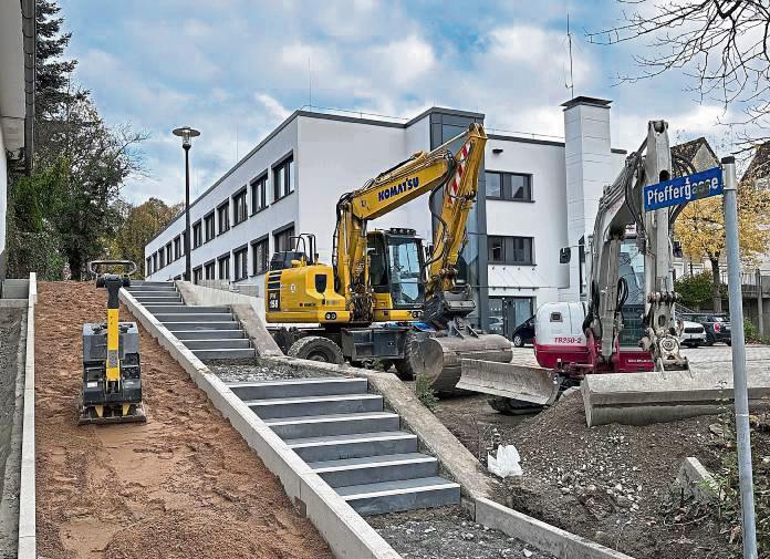 Die Treppen hinauf zur Pfeffergasse lassen sich schon erkennen und auch die barrierefreie Rampe ist in Arbeit.