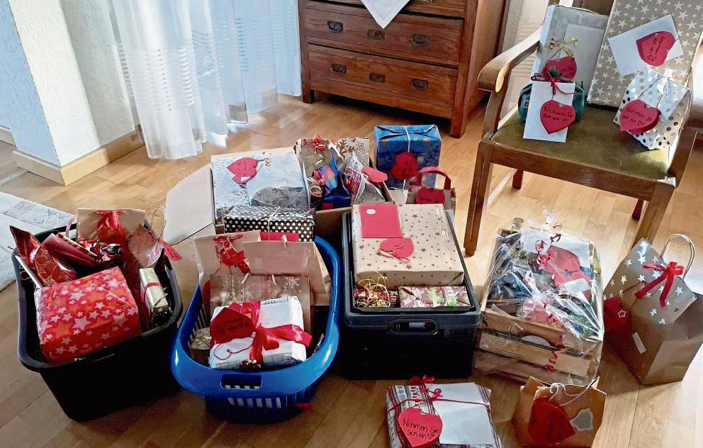 Bunt verpackte Geschenke aus der Wunschbaumaktion der Bürgerstiftung Rüthen warten auf ihre Weitergabe.