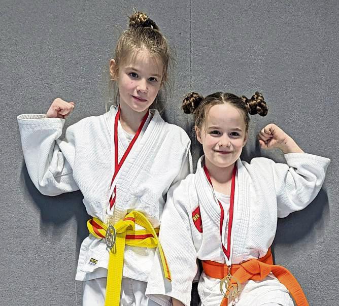 Starke Vorstellung: Hannah Zientek und Florentine Keller von der DJK Benninghausen freuten sich bei den Judo-Kreiseinzelmeisterschaften über Gold und Silber.