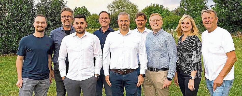 Der neu gewählte Vorstand des FDP Ortsverbandes Oestereiden mit Gästen (v.l.): Fabian Griewel (Vorsitzender Kreisverband), Thomas Köchling (Beisitzer), Christopher Haufschild (Stellvertretender Vorsitzender), Wolfgang Henze (Vorsitzender Stadtverband Rüthen), Karsten Kußmann (Vorsitzender), Heiner Luz (Beisitzer), Hendrik Köller (Beisitzer), Melanie Kußmann (Schriftführerin), Christof Rasche (MdL, Vizelandtagspräsident NRW). Foto: Kloer