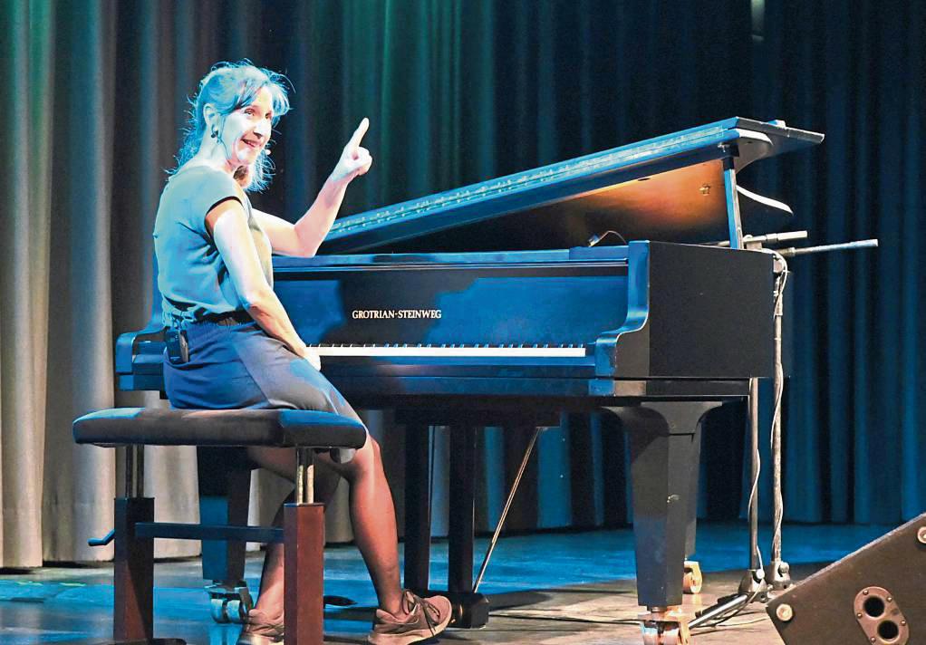 Der erhobene Zeigefinger gehört bei Sarah Hakenberg zum Konzept: „Ich schaue liebend gern, was andere falsch machen und schreibe dann Songs darüber“, gibt sie am Freitagabend auf der Bühne des Erwitter Gymnyasiums lachend zu. Foto: Raestrup