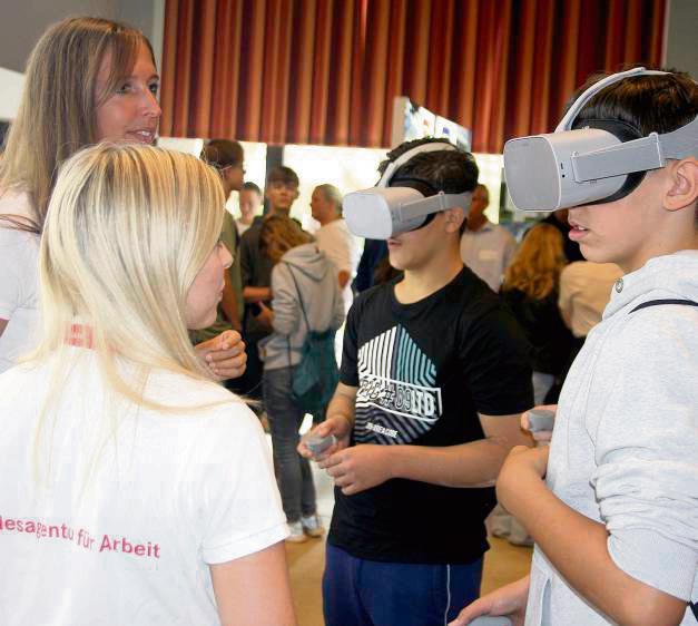 Nicht durch rosarote, aber VR-Brillen können Jugendliche bei der Messe in Azubi-Welten abtauchen. Archiv-Foto: Schwade