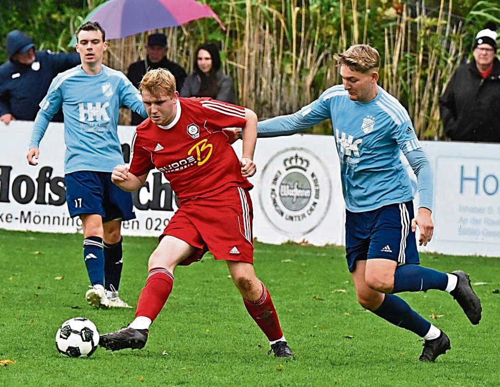 Die SG Suttrop/Kallenhardt (rote Trikots) peilt den dritten Heimsieg an. Allerdings hat es beim Gegner in dieser Woche einen Trainerwechsel gegeben. Foto: Julia Marx
