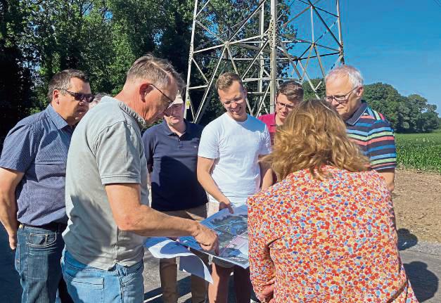 Die Mitglieder des Betriebsausschusses Abwasser der Stadt Erwitte studierten die Pläne am Regenrückhaltebecken in Schmerlecke ganz genau. Foto: Bussmann