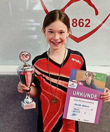 Als Siegerin des Bezirksentscheids der TT-Minimeisterschaften wird Annika Braun nun beim Verbandsentscheid an die Platten gehen.