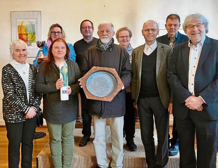 Viele Gemeindeglieder wirkten noch einmal beim letzten Gottesdienst mit, darunter auch Elke Bracke (l.). Foto: Wibke Bussmann