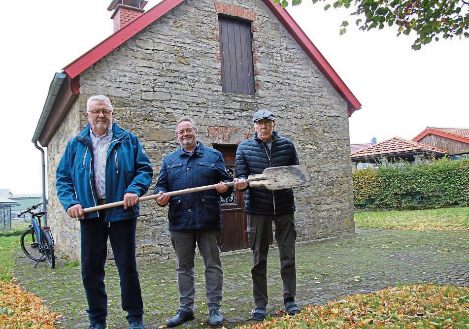 Josef Finkeldei, Hans Tillmann und Wilfried Koch (v.l.) haben entscheidenden Anteil daran, dass das Berger Backhaus im Pfarrgarten heute noch steht. Foto: Bastian Puls