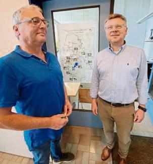 Horst Dreschers und Martin Belder von den Stadtwerken erklärten der SPD, woher das Trinkwasser kommt.