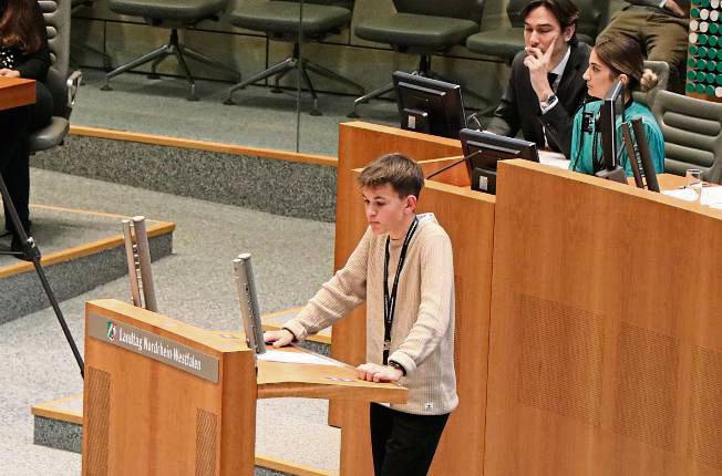 Beim 13. Jugendlandtag schlüpften Fin Dumschat aus Rüthen und 192 andere Jugendliche in die Rolle von Abgeordneten.