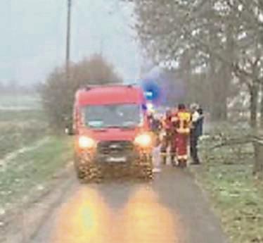 Einen Krankenwagen vor dem Abrutschen bewahrt haben am Freitag Einsatzkräfte der Feuerwehr Oestereiden.