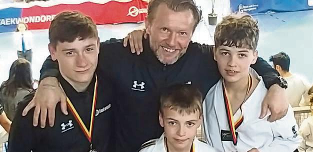 Auch Trainer Marius Czech war stolz auf sein erfolgreiches Trio: (h.v.l.) Lasse Budde, Marius Czech, Lennart Czech und Nico Steinke (vorne).