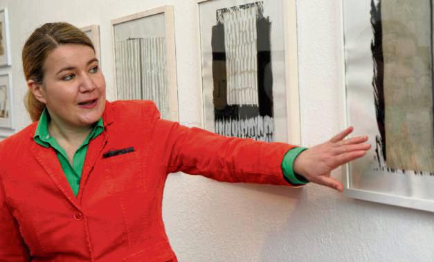 Dr. Andrea Brockmann war viele Jahre Geschäftsführerin des Kreiskunstvereins Beckum-Warendorf. Hier ist sie Ende 2012 mit Bildern von Werner Schlegel zu sehen. Seit 2019 war sie Leiterin der Paderborner Museen und Galerien. Foto: Krumat