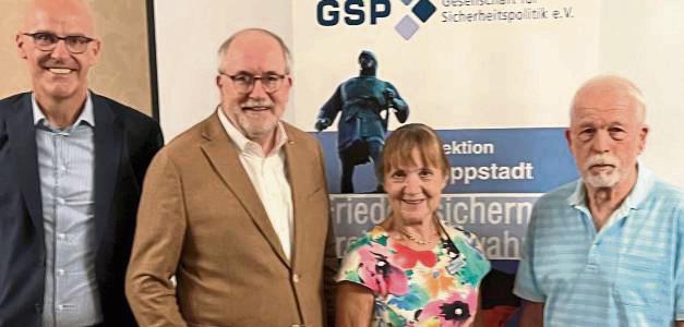 Unser Bild zeigt v.l.: Bernd Reinberger, stellvertretender Sektionsleiter GSP, Hans-Jürgen Thies, Mariella Bousabarah, Geschäftsführerin GSP, Dieter Brand (GSP).