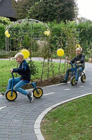 Neuer Fahrzeug-Parcours für die St.-Michael-Kita: Der Spielbereich wurde jetzt eingeweiht.