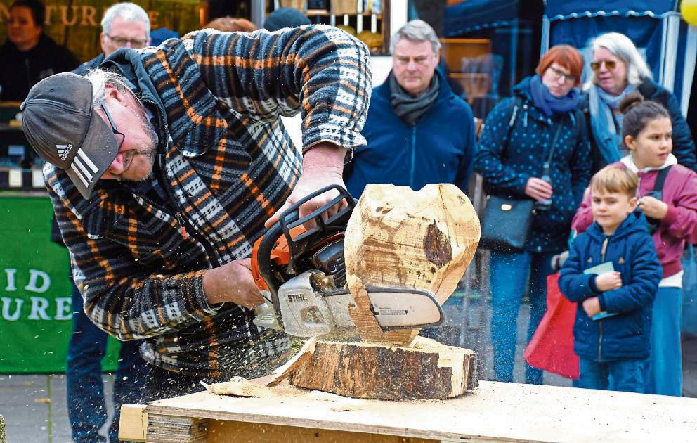 Ohrenbetäubende Darbietung: Die mit der Kettensäge geschnitzten Holzskulpturen zogen die Blicke der Besucher auf sich. Fotos (10): Georg Giannakis