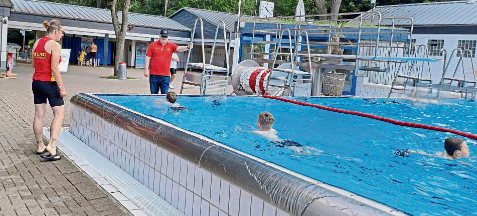 Im Rahmen der Piratenparty ist die DLRG nicht nur zur Unterstützung der Schwimmmeister im Biberbad, sie nimmt auch Schwimmabzeichen ab.