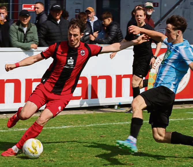 Iker-Luis Kohl (l.) wird das letzte Saisonspiel des SV Lippstadt aufgrund einer Gelbsperre verpassen. Foto: Lütkehaus