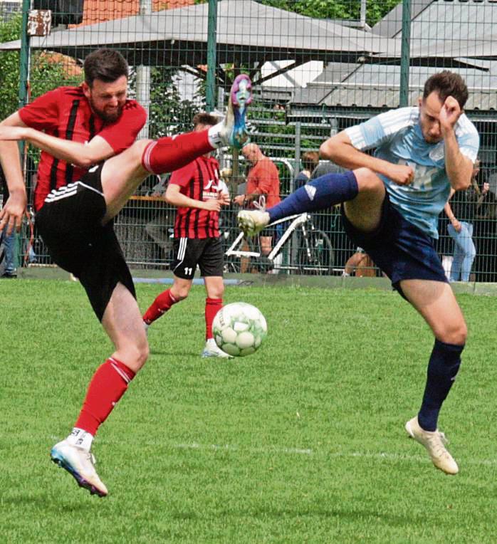 Es war der letzte Auftritt auf der Bezirksligabühne für den FC Mönninghausen (in Blau) und den SV 03 Geseke, der das Derby am Ende deutlich mit 0:4 verlor. Foto: Schlink