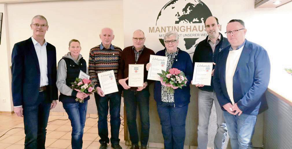 Vorstand und Geehrte beim Heimatverein Mantinghausen. Foto: Büttner