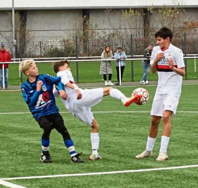 Die D-Junioren des SV Lippstadt (Weiß) spielten eine bärenstarke erste Hälfte, kassierten nach der Pause aber noch zwei Treffer. Foto: Hans Dannhausen