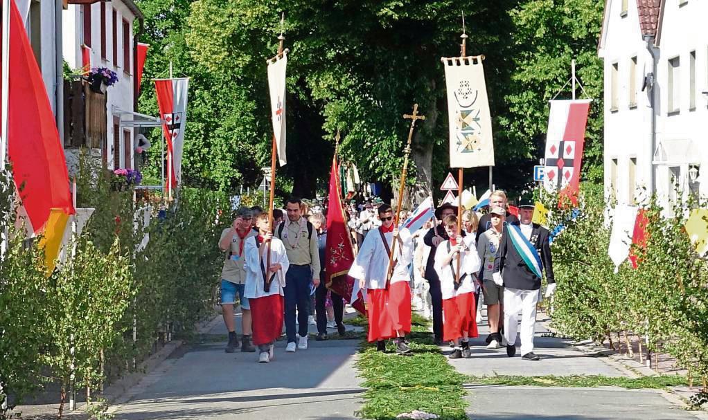 In traditioneller Weise geschmückt: Das erlebten die Gläubigen in Rüthen. Fotos: Kloer