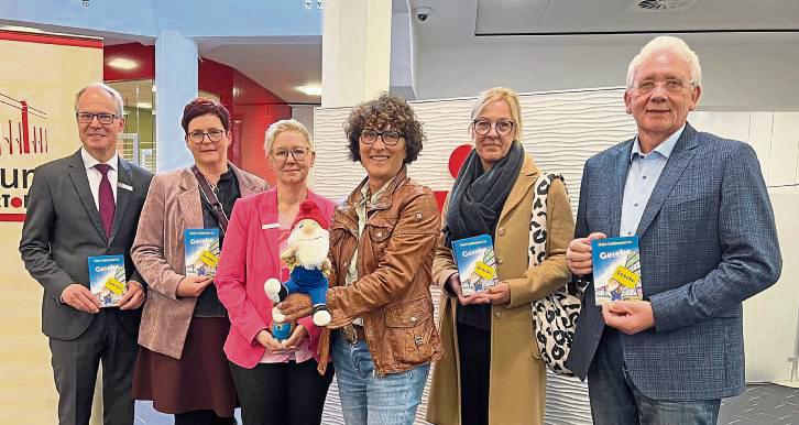 Freuen sich über das Buchprojekt (v.l.): Bernd Marx (Vorstand Sparkasse), Simone Korf (Grundschule St. Marien), Eva Kirchner (Vorstand Sparkassenstiftung), Jutta Maas (Autorin), Hedda Janning (Dr. Adenauer Schule), Josef Hanebrink (Vorstand Sparkassenstiftung) Foto: Anja Bsdurek